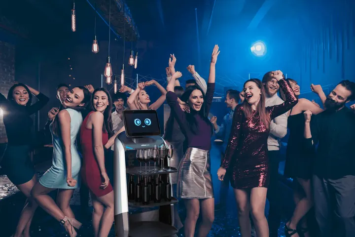 LuckiBot PRO repartiendo bebidas en una fiesta