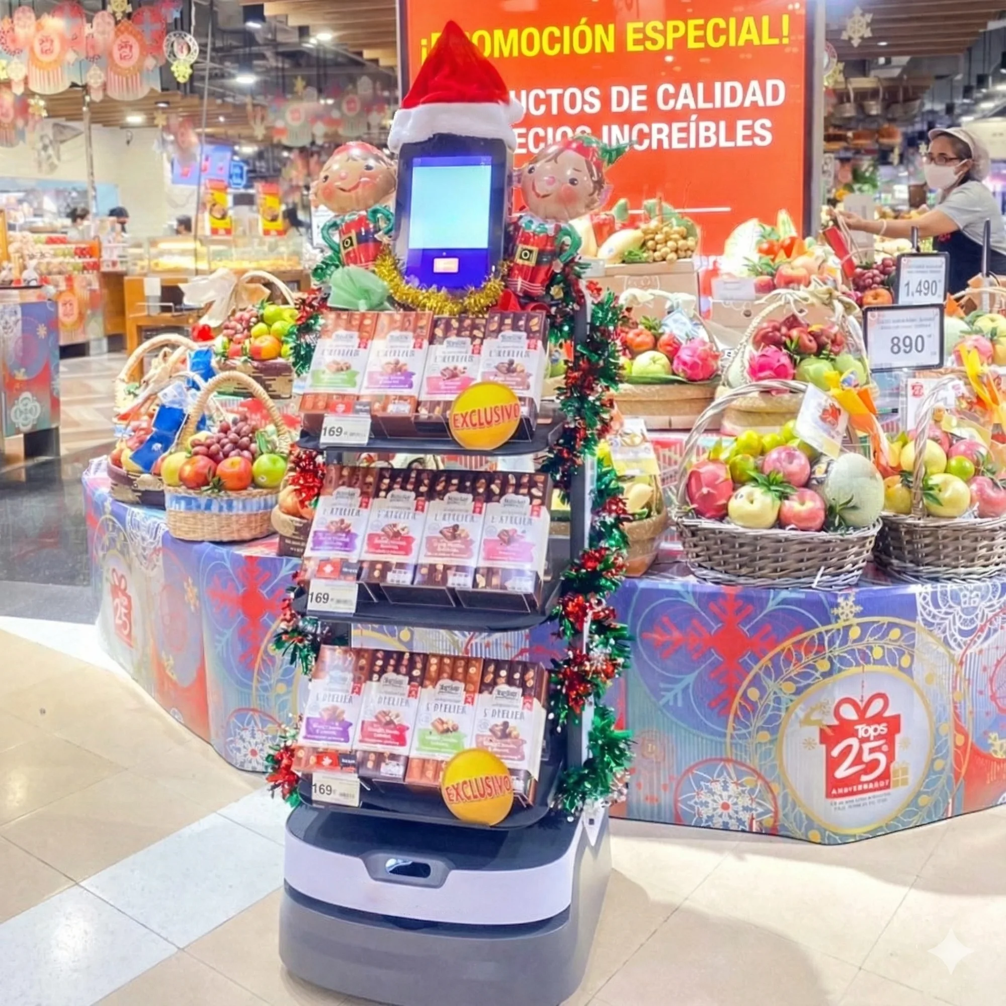 LuckiBot decorado de Navidad en un supermercado