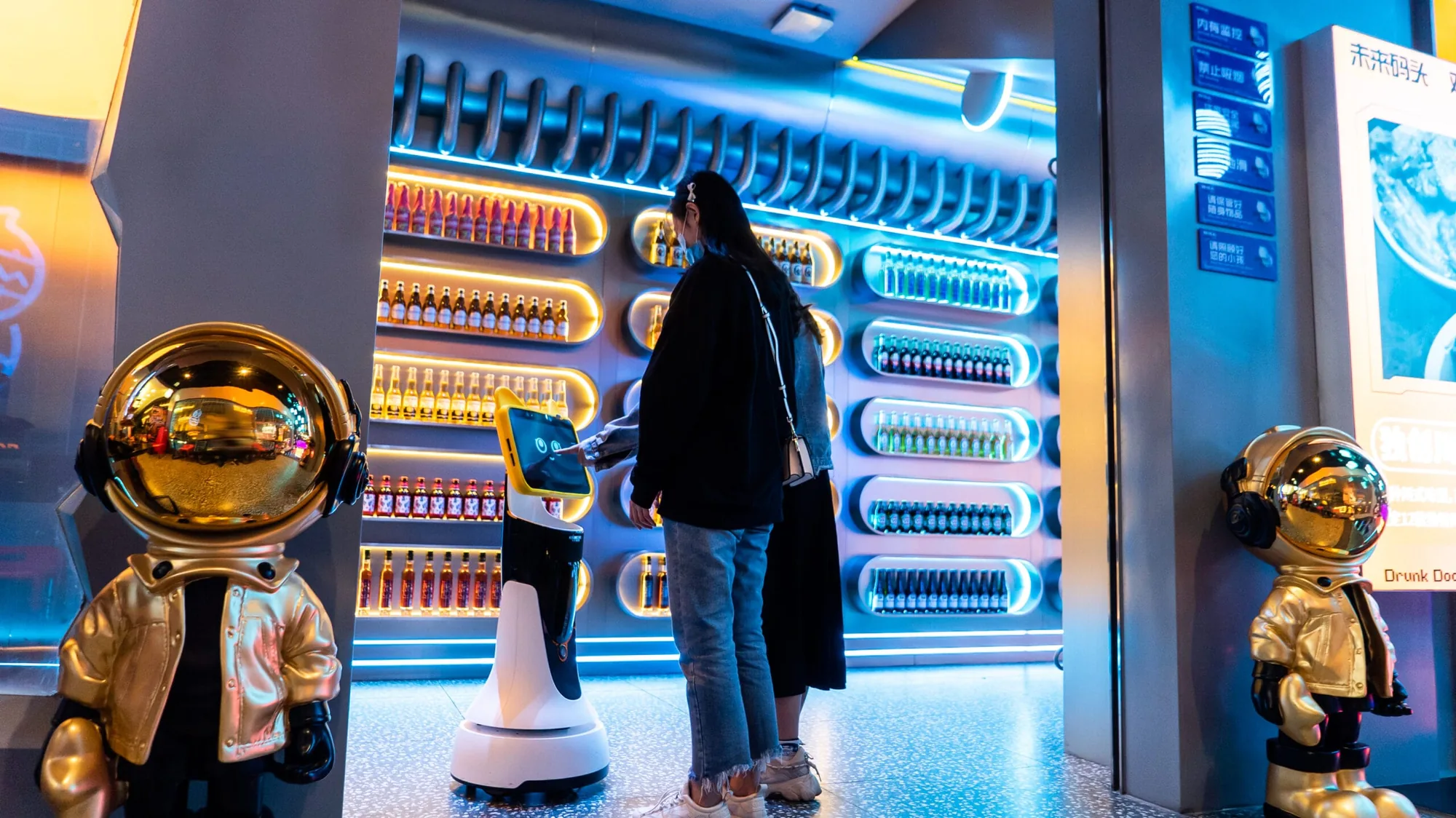 ChillBot MINI promocionando productos en un supermercado