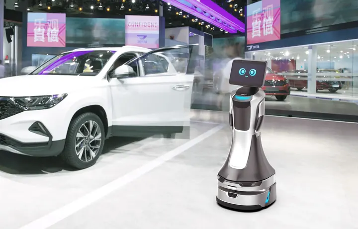 ChillBot NOVA en la exposición de un concesionario de coches