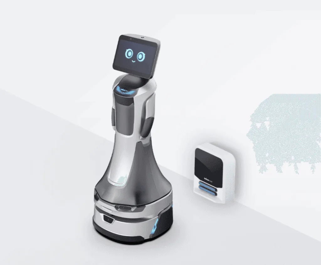 ChillBot NOVA junto a su base de carga