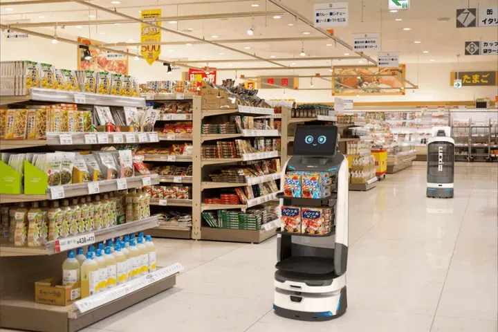 LuckiBot PRO ofreciendo una degustación en un supermercado