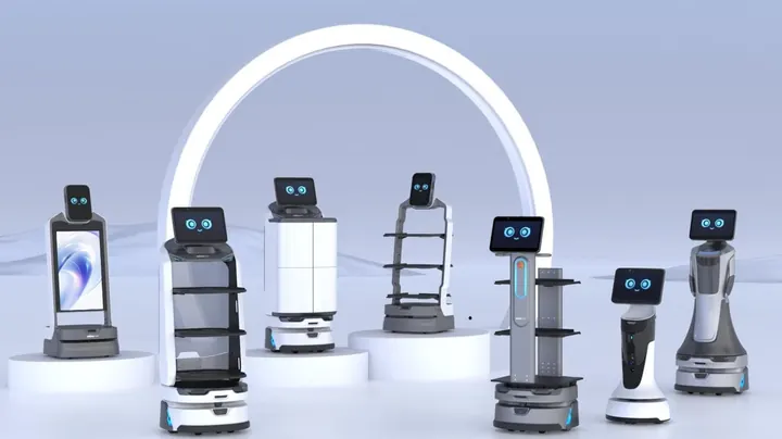 Familia de robots de servicio y recepción de Amerevo expuestos juntos
