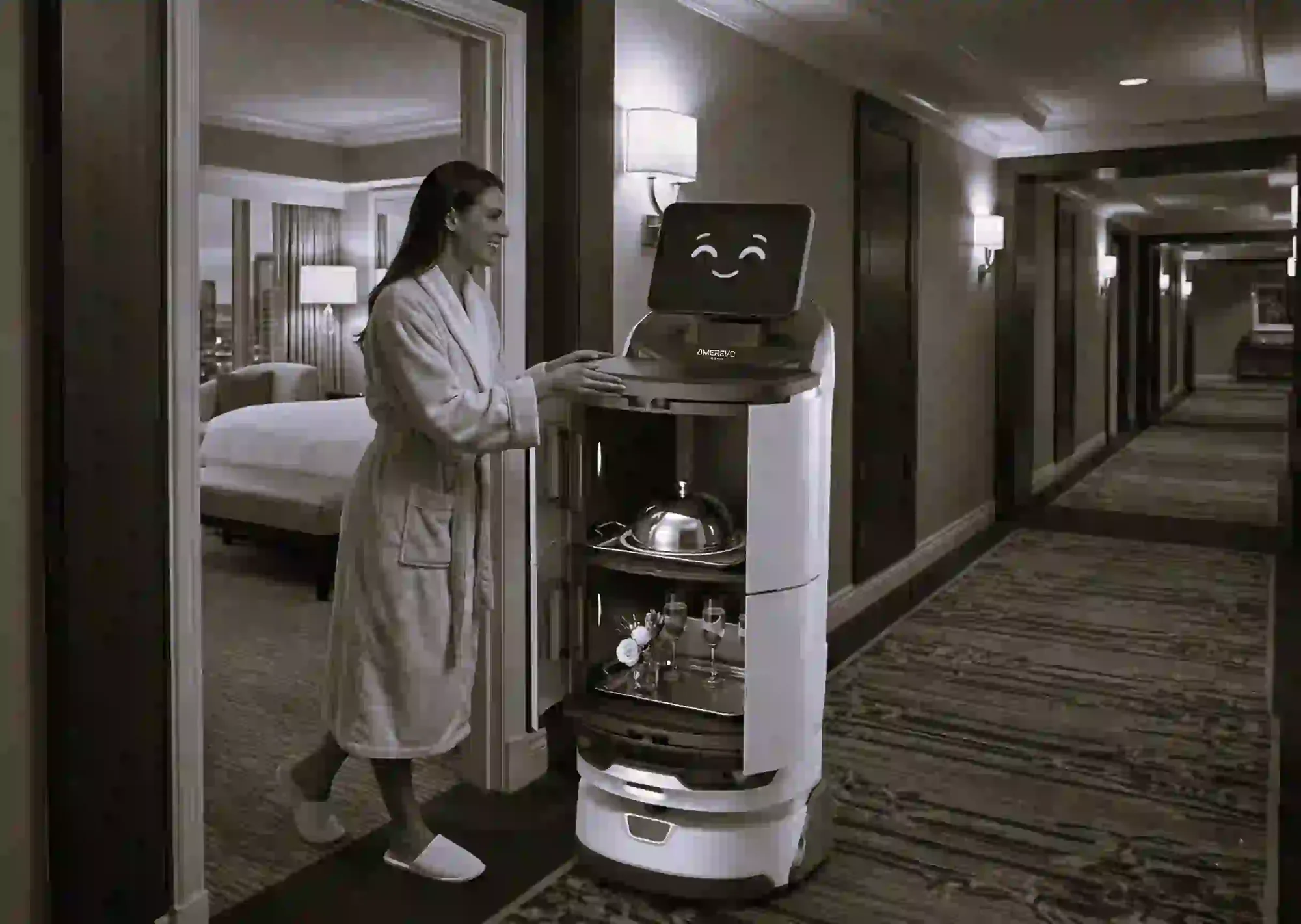 Robot de room service LuckiBot Autodoor entregando un pedido en un hotel