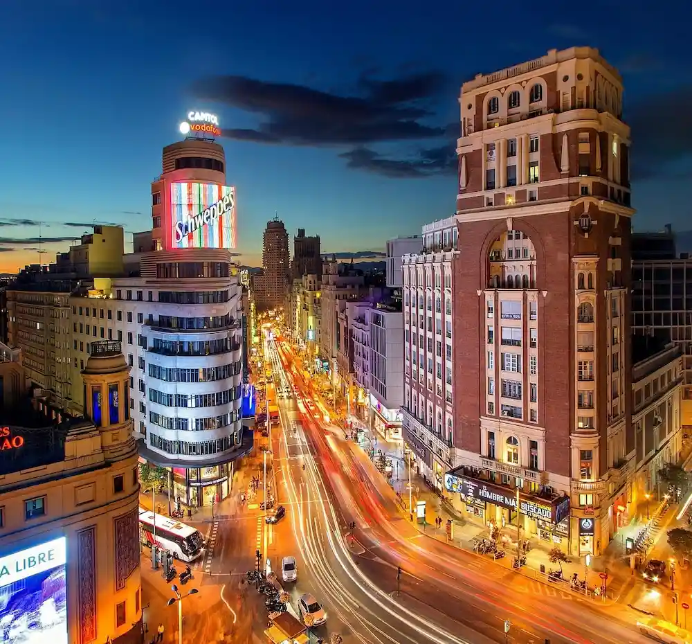 Vista de la Gran Vía de Madrid de noche con el tráfico iluminado