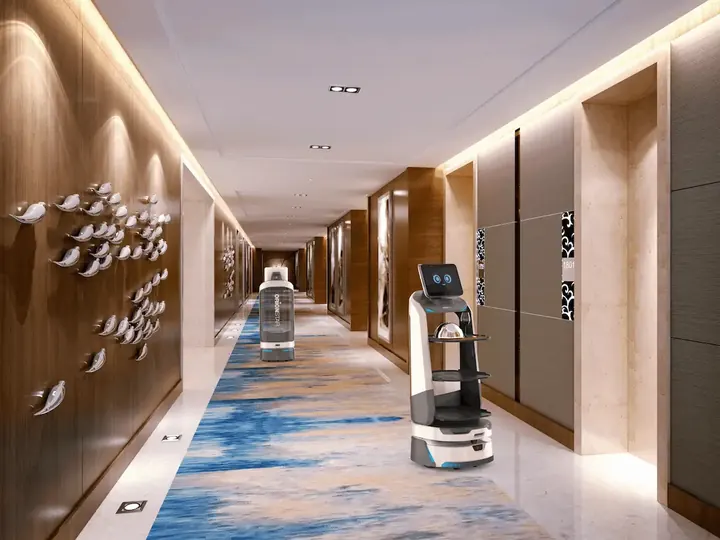 Robot de entregas recorriendo el pasillo de un hotel