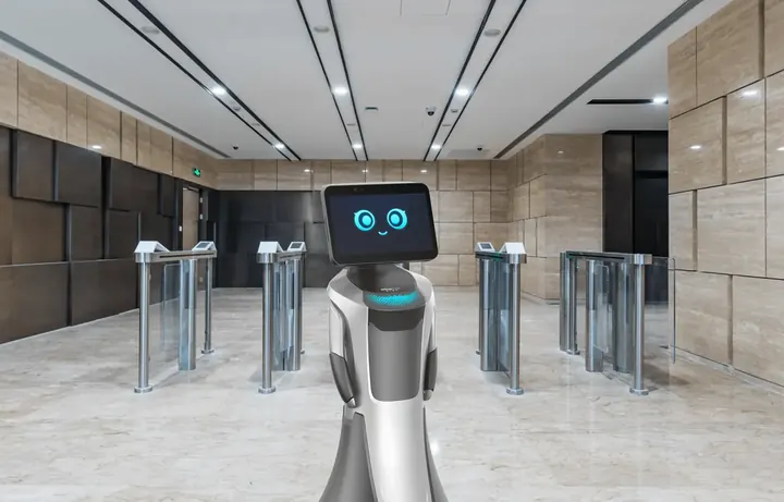 ChillBot NOVA en la recepción de un edificio de oficinas